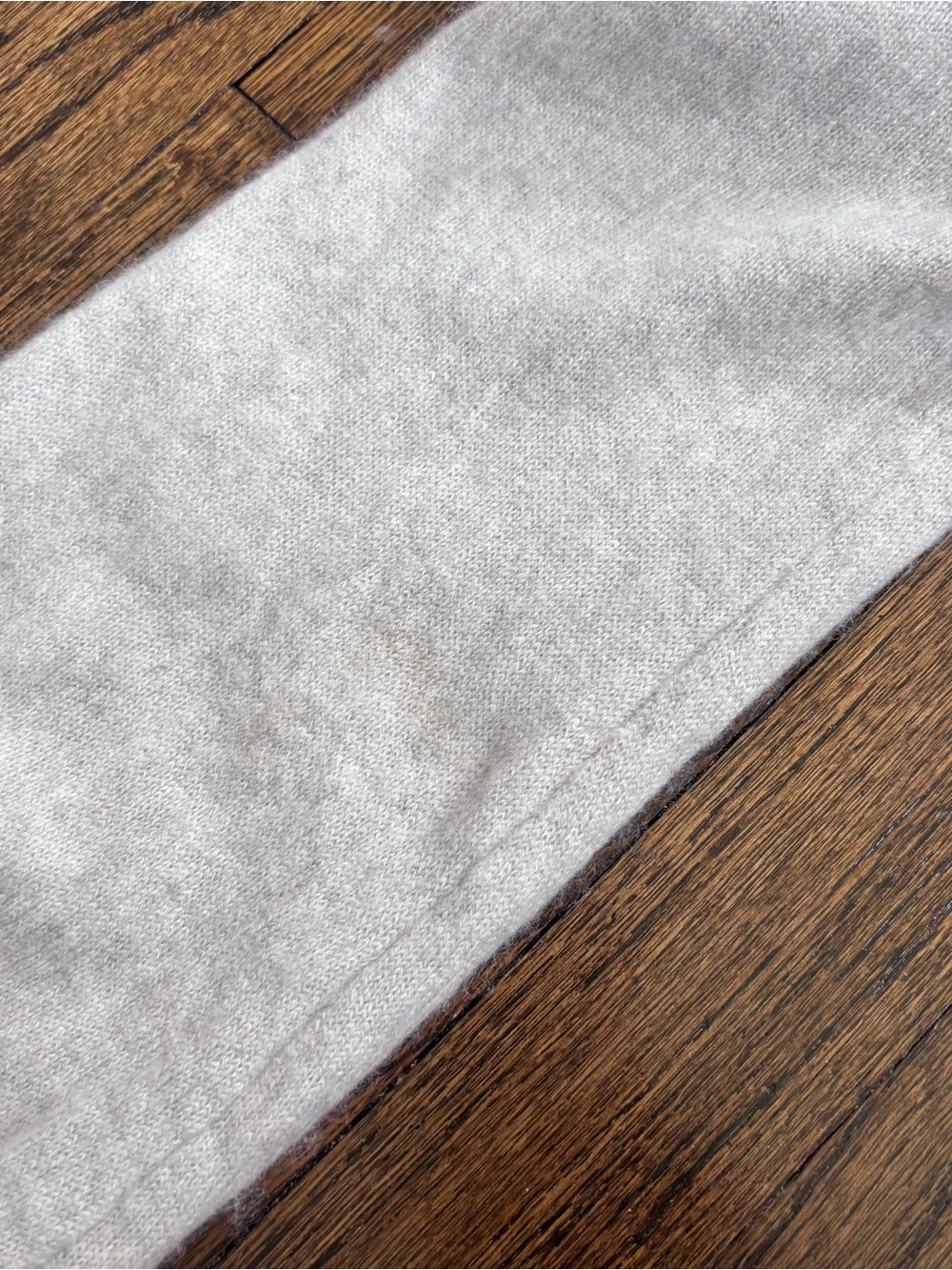 360 Cashmere Light Gray V-Neck Cashmere Sweater spot in pics - Picture 5 of 10